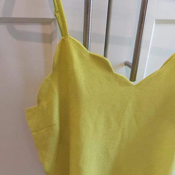 Scalloped tank top - Picture 2 of 4